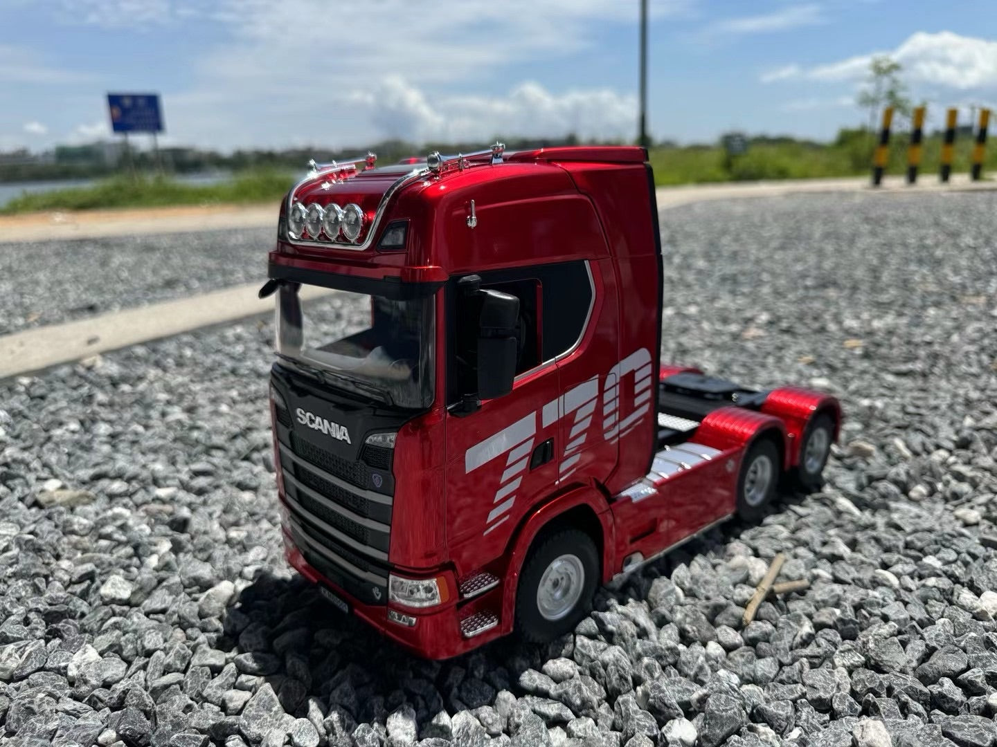 Huina 1501 1:18 19-channel Scania tractor