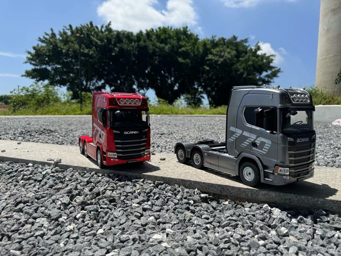 Huina 1501 1:18 19-channel Scania tractor