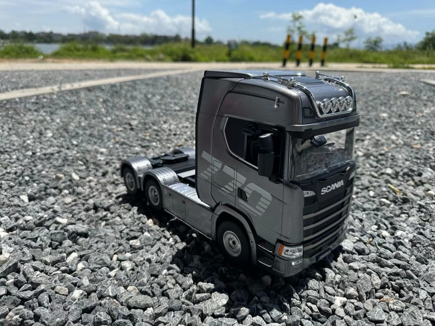 Huina 1501 1:18 19-channel Scania tractor