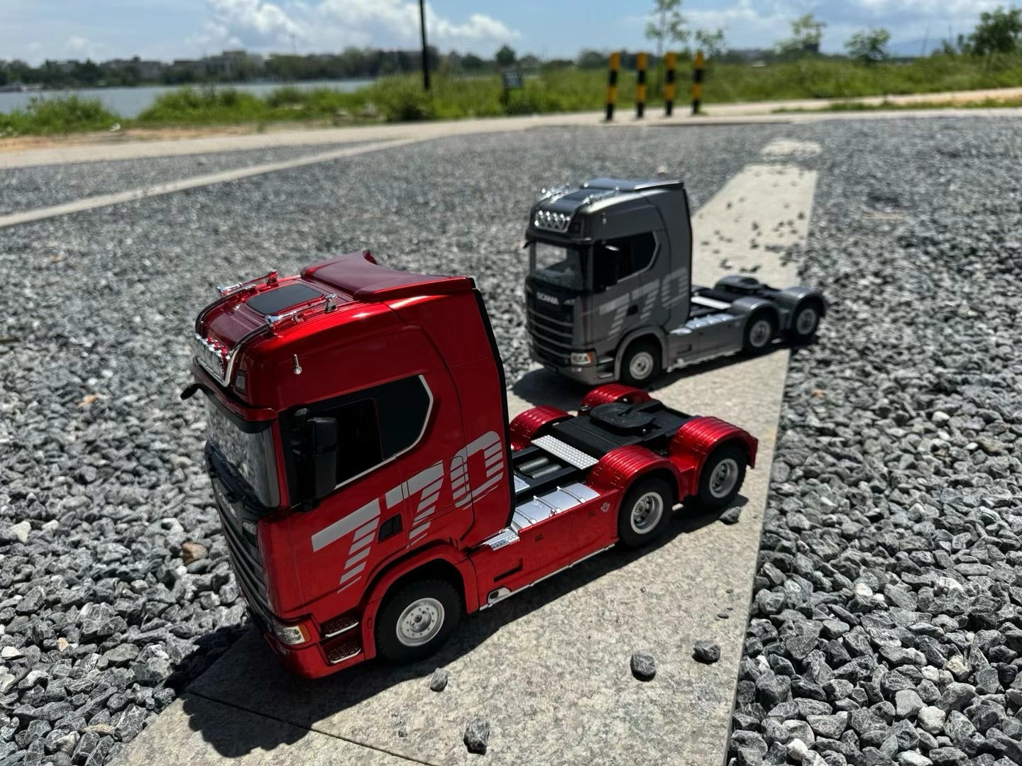 Huina 1501 1:18 19-channel Scania tractor
