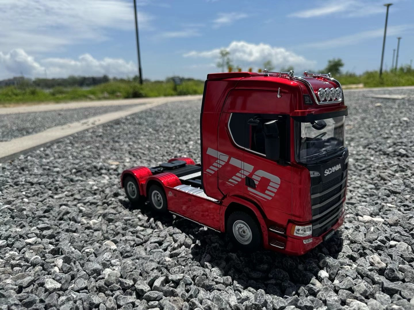Huina 1501 1:18 19-channel Scania tractor