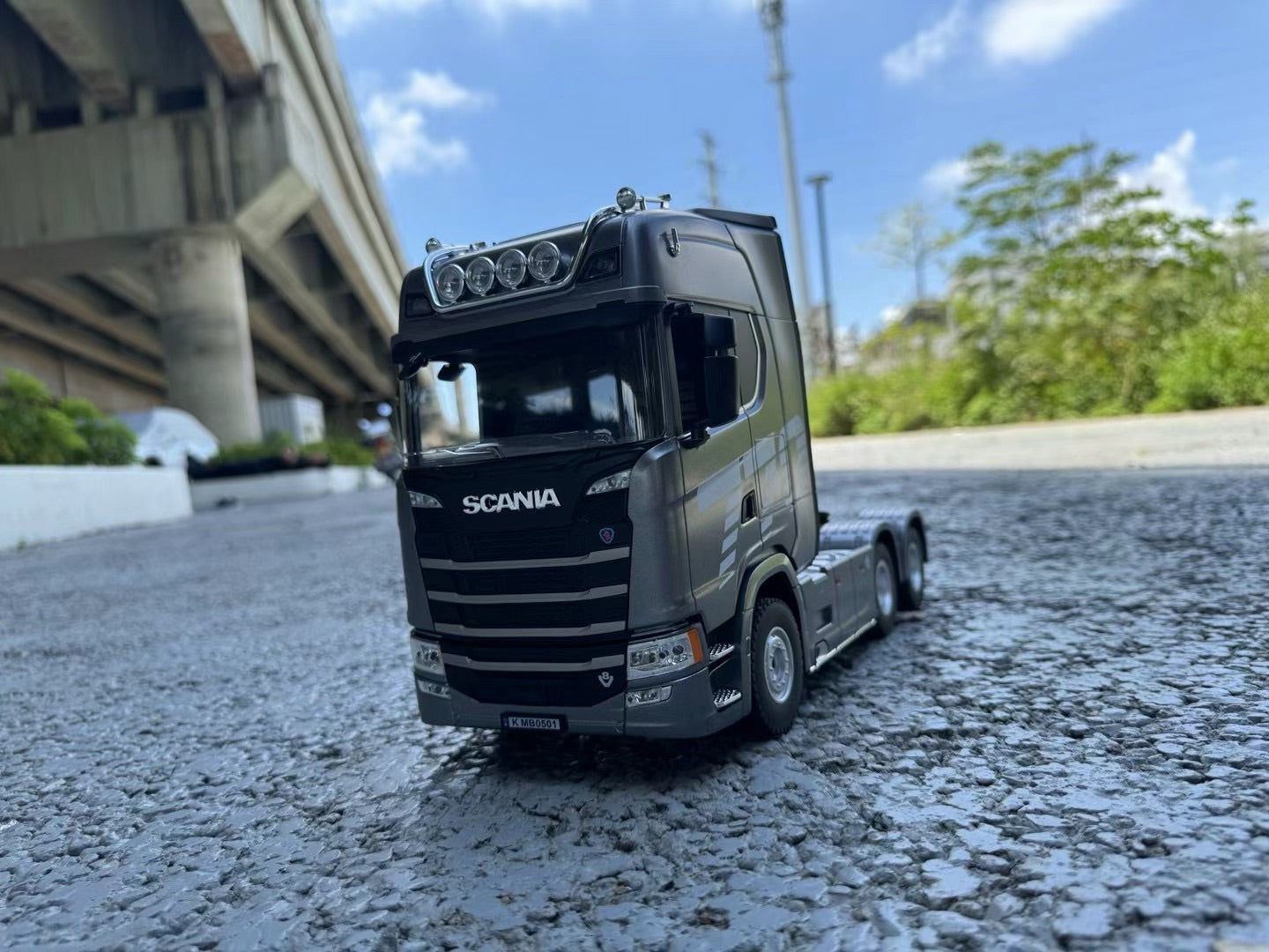 Huina 1501 1:18 19-channel Scania tractor